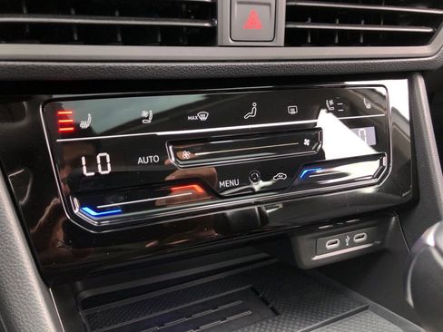 Used 2025 Volkswagen Jetta SEL image 30