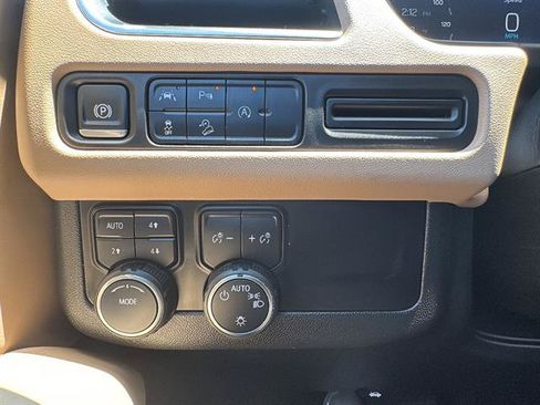 Used 2024 Chevrolet Tahoe Premier AWD/4WD image 23
