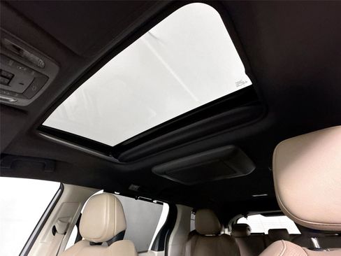 Certified 2023 Toyota Sienna Limited image 32