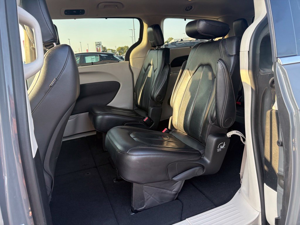 Used 2022 Chrysler Pacifica Touring-L FWD image 15