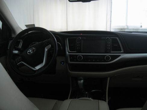 Used 2015 Toyota Highlander XLE image 2