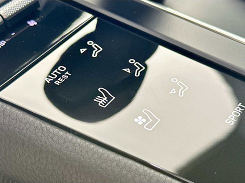 Used 2025 Porsche Macan image 20