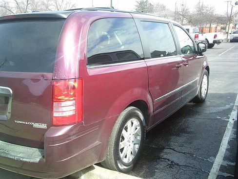 Used 2009 Chrysler Town & Country Touring image 5