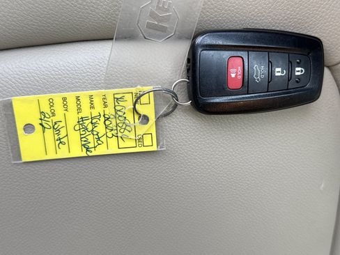 Used 2023 Toyota Highlander XLE FWD image 43