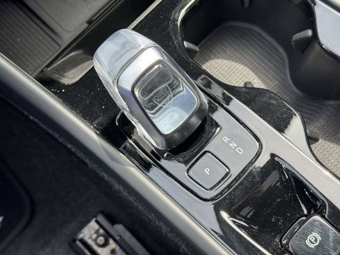 Certified 2025 Volvo XC40 B5 Plus AWD/4WD image 31