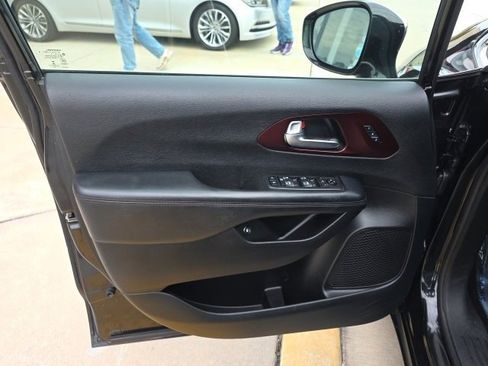 Used 2020 Chrysler Pacifica Limited image 11