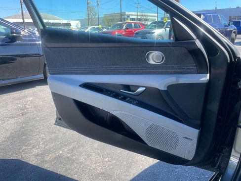 Used 2025 Hyundai Elantra Limited image 18