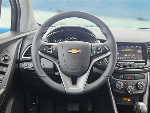 Used 2022 Chevrolet Trax LT w/ LT Convenience Package image 11
