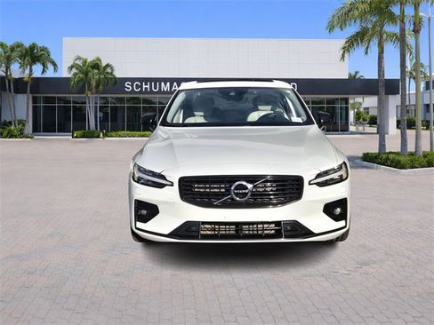 Used 2022 Volvo S60 B5 Momentum w/ Premium Package image 2
