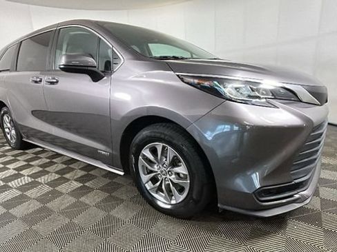 Used 2021 Toyota Sienna LE FWD image 2