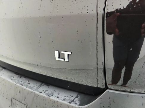 Used 2023 Chevrolet Traverse LT w/ Rear Camera Mirror Package AWD/4WD image 39