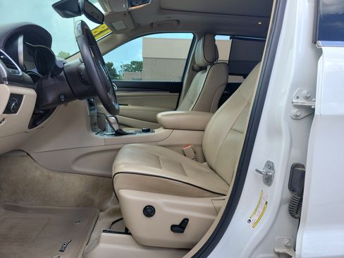 Used 2018 Jeep Grand Cherokee Overland AWD/4WD image 11