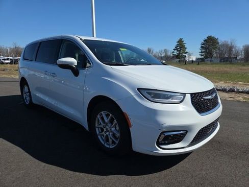 Used 2023 Chrysler Pacifica Touring-L FWD image 1