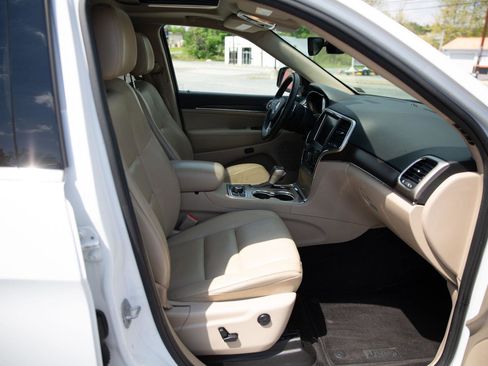 Used 2017 Jeep Grand Cherokee Limited AWD/4WD image 23