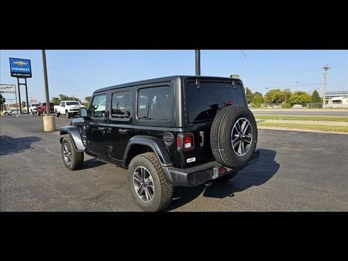 Used 2023 Jeep Wrangler Unlimited Sahara AWD/4WD image 5