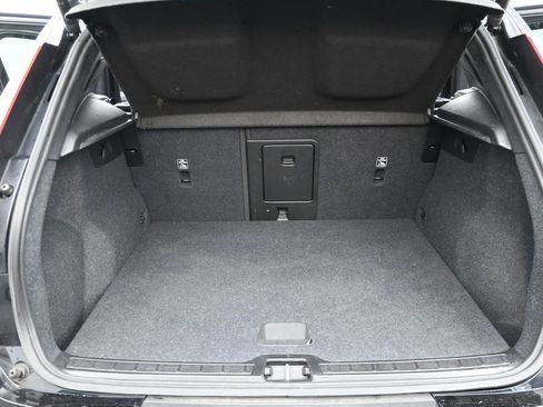 Used 2024 Volvo XC40 B5 Core image 11