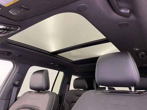 Used 2025 Jeep Grand Cherokee Overland AWD/4WD image 15
