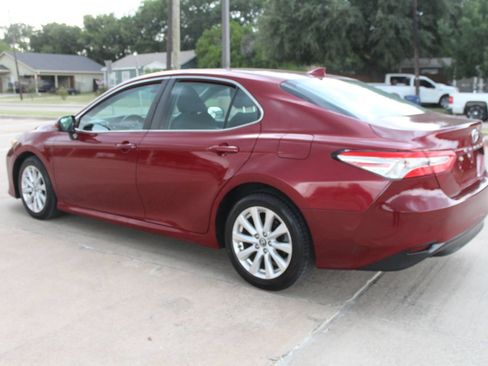 Used 2019 Toyota Camry LE FWD image 10