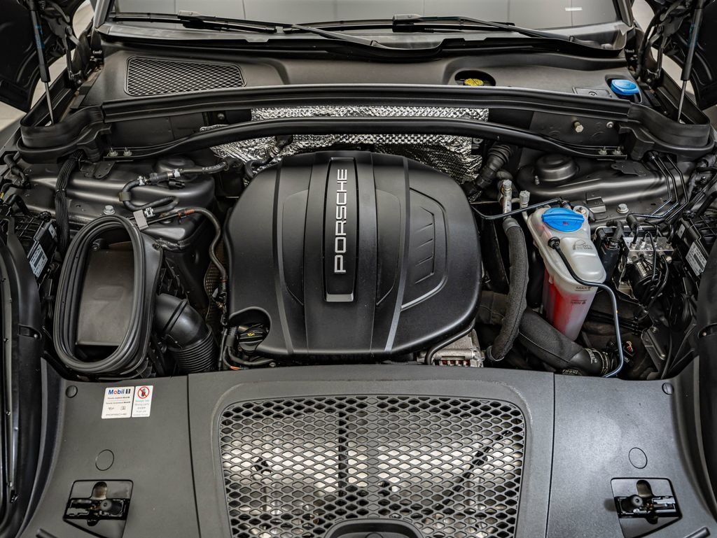 Used 2018 Porsche Macan AWD/4WD image 40