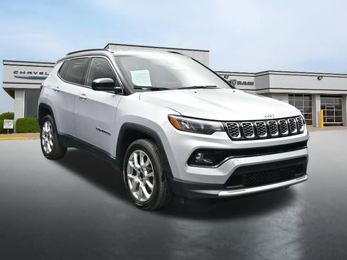 Used 2025 Jeep Compass Limited AWD/4WD image 7