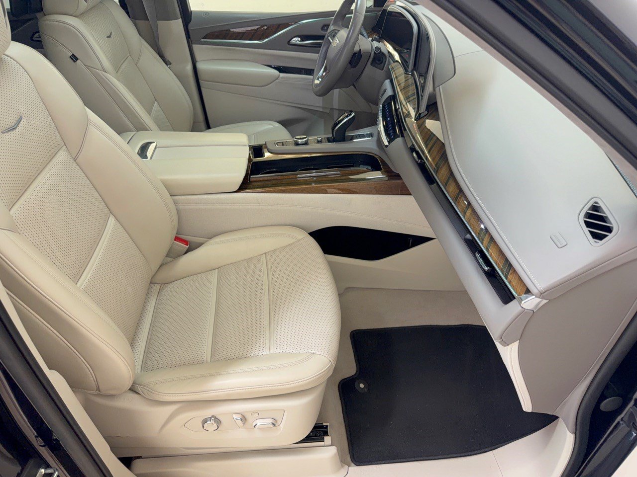 Used 2021 Cadillac Escalade ESV Premium Luxury Platinum AWD/4WD image 30