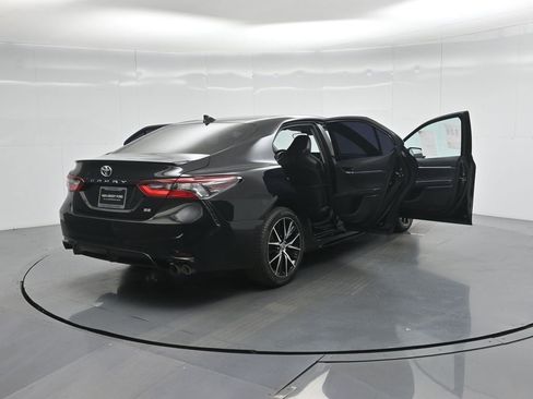 Used 2022 Toyota Camry SE image 5