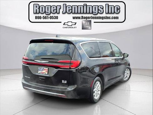 Used 2024 Chrysler Pacifica Touring-L image 4