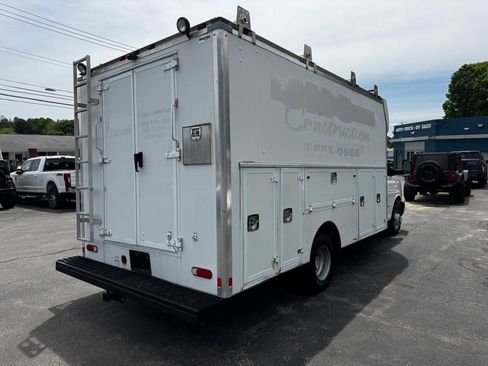 Used 2017 Chevrolet Express 4500 RWD image 6