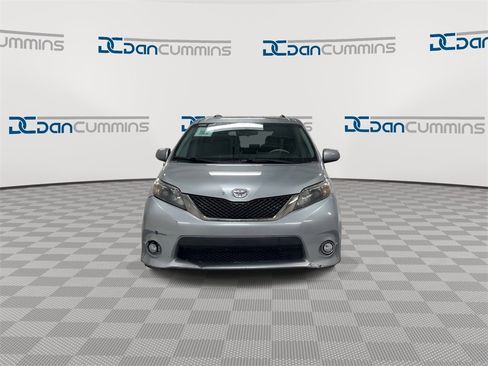 Used 2011 Toyota Sienna SE image 3