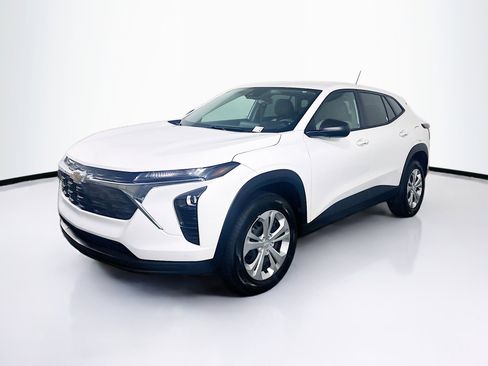 Used 2025 Chevrolet Trax LS image 3