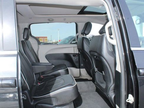 Used 2023 Chrysler Pacifica Limited FWD image 13
