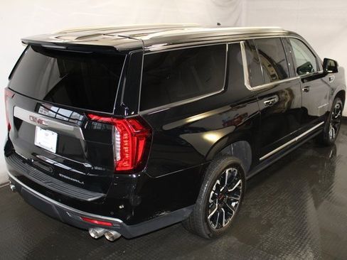 Used 2022 GMC Yukon XL Denali w/ Denali Premium Package image 4