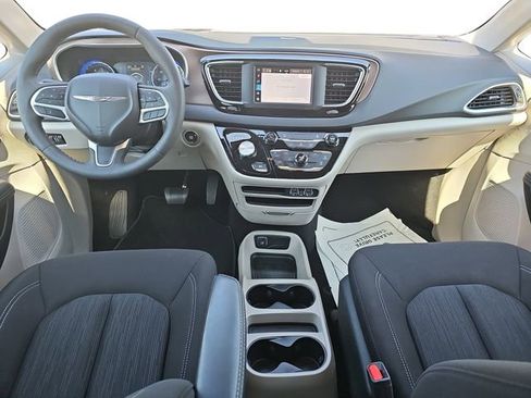 Used 2024 Chrysler Voyager LX FWD image 9