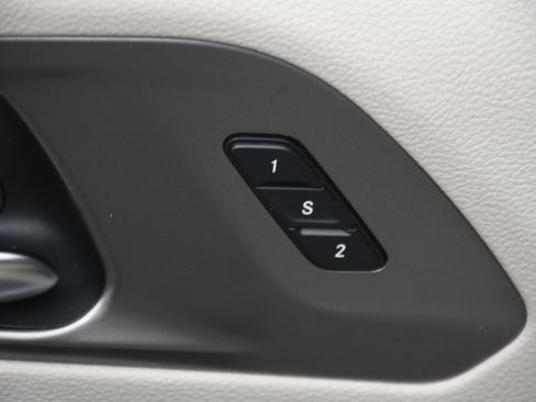 Used 2021 Chrysler Pacifica Touring-L FWD image 11