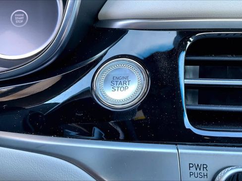 Used 2025 Genesis G70 2.5T image 31