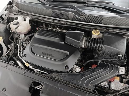 Used 2024 Chrysler Pacifica Touring-L FWD image 33
