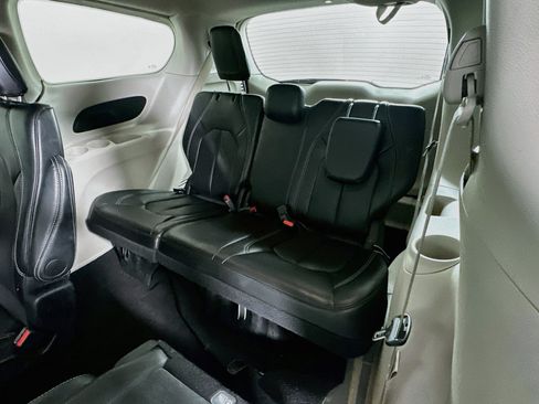 Used 2024 Chrysler Pacifica Touring-L FWD image 30