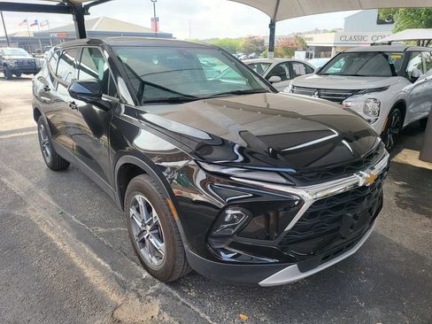 Used 2025 Chevrolet Blazer LT FWD image 2