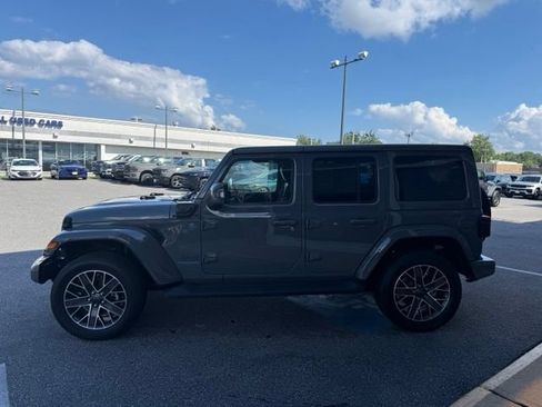 Used 2023 Jeep Wrangler Unlimited Sahara AWD/4WD image 16