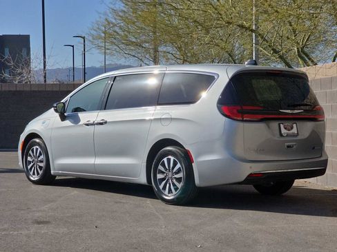 Used 2024 Chrysler Pacifica Select image 7