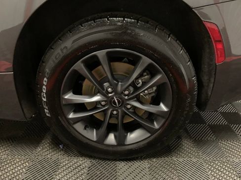 Used 2020 Chrysler Pacifica Touring-L image 12