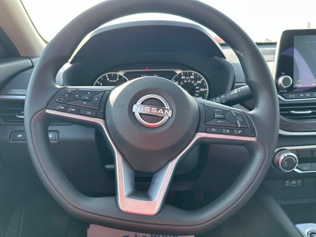 Used 2025 Nissan Altima 2.5 SV AWD/4WD image 17