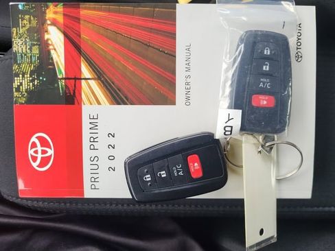 Used 2022 Toyota Prius Prime LE image 32