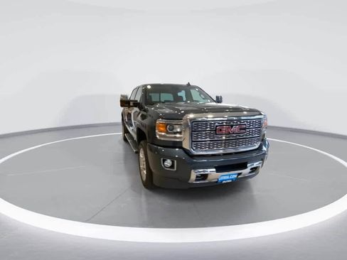 Used 2019 GMC Sierra 2500 Denali w/ Suspension Package, Off-Road AWD/4WD image 3