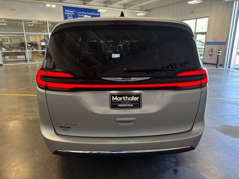 Used 2024 Chrysler Pacifica Touring-L FWD image 6
