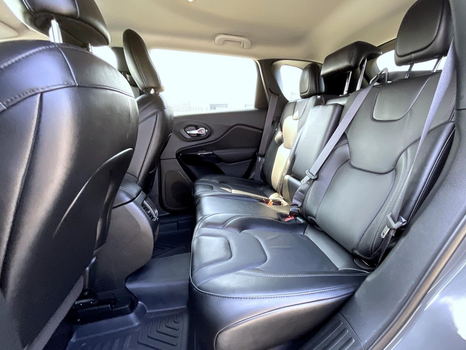 Used 2023 Jeep Cherokee Altitude Lux AWD/4WD image 19