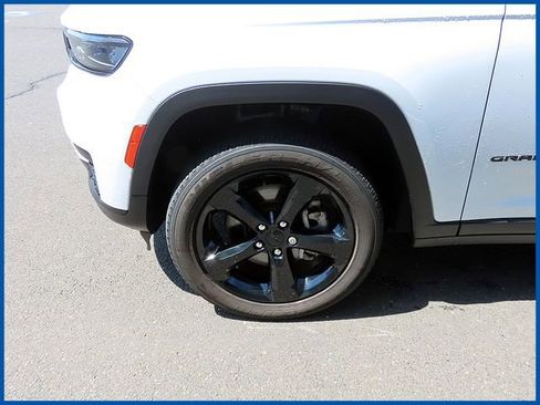Used 2023 Jeep Grand Cherokee L Laredo AWD/4WD image 4
