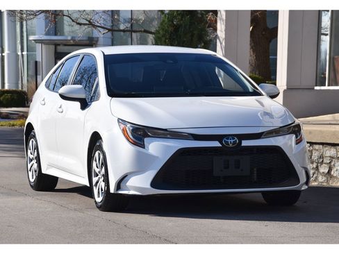 Used 2020 Toyota Corolla LE image 2