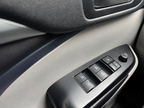 Used 2019 Toyota Highlander XLE image 19