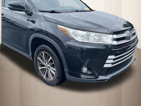 Used 2019 Toyota Highlander XLE FWD image 1